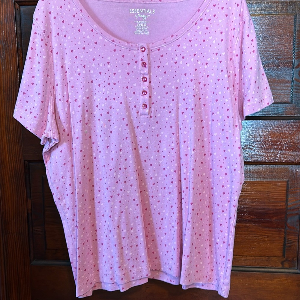 Super cute. Like new. Woman’s T-shirt